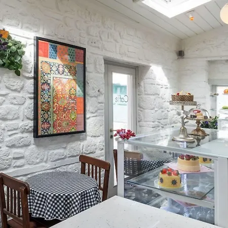 Delight Deluxe & מלון 2*